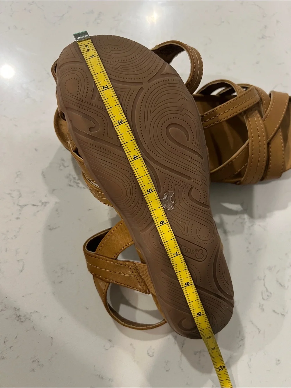 Baretraps strappy sandals with a comfortable cross-woven strap design size 8.5